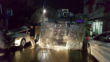 부산항 크레인 7기 강풍에 밀려 충돌...피해 잇따라 / YTN