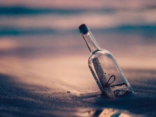 Elle retrouve sa bouteille lancée à la mer 18 ans plus tôt
