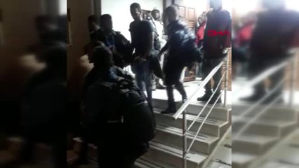 İzmir'de 22 göçmen ile 5 organizatör yakalandı