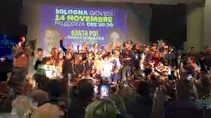 Download Video: Salvini canta “Romagna mia, Romagna in fiore Tu sei la stella, tu sei l-amore.”()