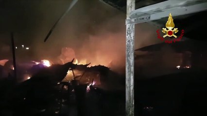 Latina - A fuoco deposito con bombole gpl a Borgo Sabotino (08.11.19)