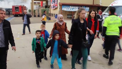 Öğrenciler gözyaşlarına boğuldu... İşçilerin kaldığı prefabrik ev yandı yanındaki okul tahliye edildi