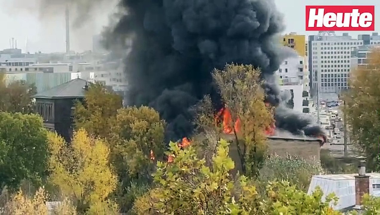 Brandstiftung? Polizei ermittelt nach Hallen-Brand