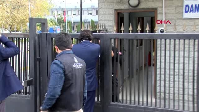 4 kardeşin arkadaşı cenazeleri almak için adli tıp kurumu'na geldi