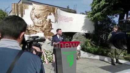 Ora News - Fotografitë e dëshmorëve në Bulevard, Braçe: Heronjtë nuk i shpalli qeveria, por lufta