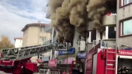 Sakarya'da pasajda çıkan yangında gökyüzünü dumanlar kapladı
