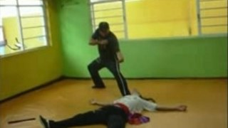 Mestre Gomes Neto demonstra o poder do Kung Fu