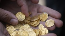 ¡Impresionante!: Desentierra miles de dólares en monedas de oro del siglo XVI mientras busca un anillo de bodas