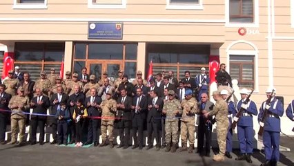 Tải video: - Bakan Soylu, Şırnak Jandarma Bölge Komutanlığı binasını hizmete açtı