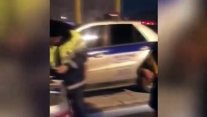 Ceza yazan polise balalayka ile konser verdi