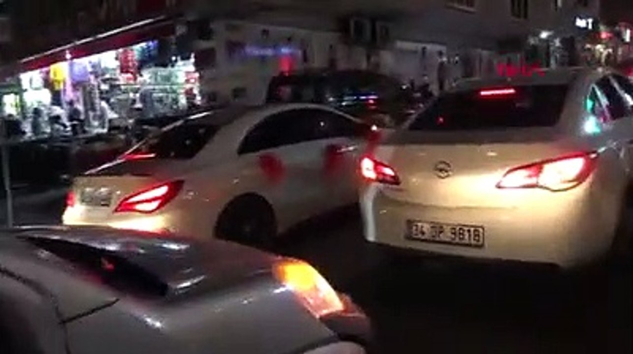 Yoğun trafikte aracından inerek arkadaşlarıyla oynayan damat, tepkiye neden oldu