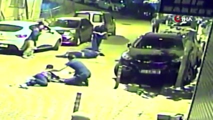 Motosikletli genç ve arkadaşı araca çarparak takla attı