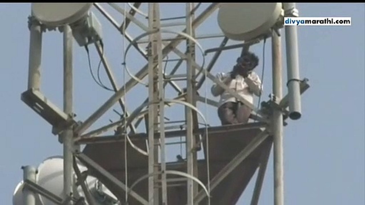 Nandurbar : Shiv Sena activist climbs up the tower for demanding ShivSena - bjp establish power in the state.