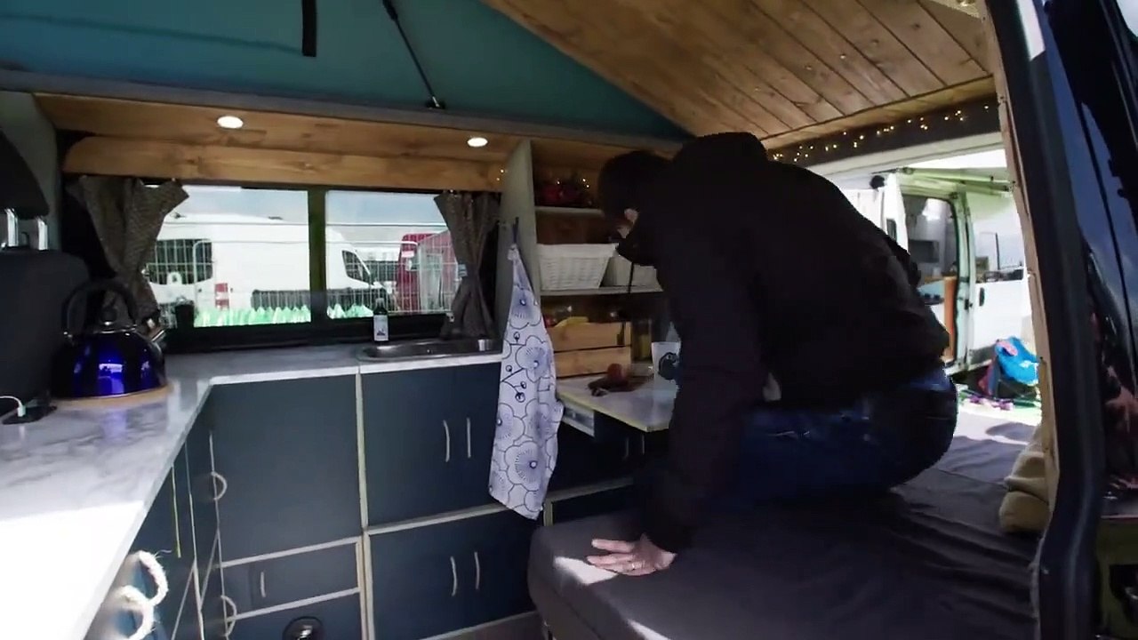 Un couple transforme une Volkswagen en camping-car ultra-fonctionnel !