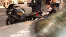 Virajı alamayan motosiklet sürücüsü otomobile çarptı