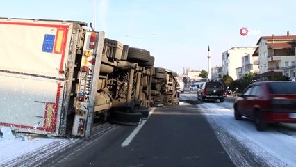 Karadeniz sahil yolunda boya yüklü tır devrildi