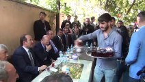 Bakan Soylu Cizre’de esnafı ziyaret edip vatandaşlarla çay içti
