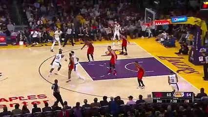 LeBron James et Pascal Siakam pas d'accord sur un coup de sifflet