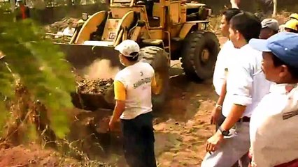 Ils capturent un énorme serpent avec une pelleteuse