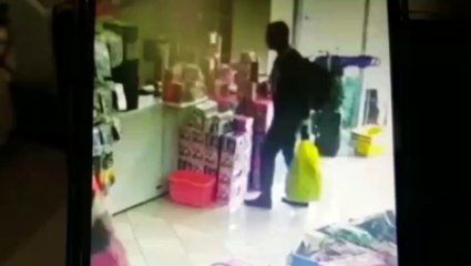 Câmera mostra homem realizando furto em loja no Centro