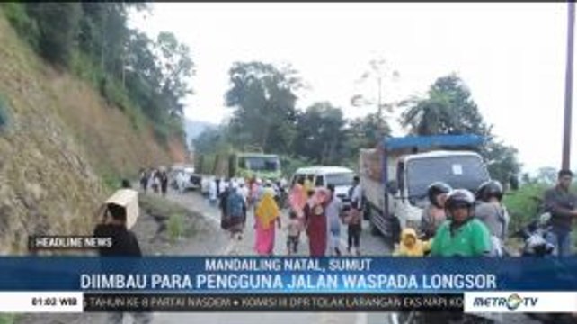 Longsor di Jalur Lintas Medan-Padang Lumpuhkan Lalu Lintas Warga