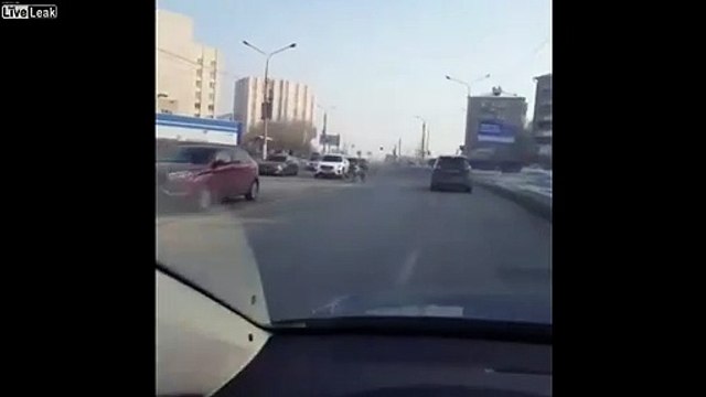 Ce conducteur intercepte un poney au galop sur l'autoroute !