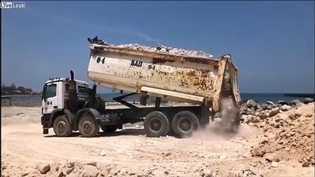 Décharger un camion benne.. et le faire tomber sur le côté !