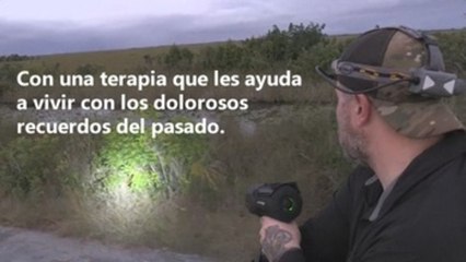 Cazar pitones, una terapia para combatir los traumas