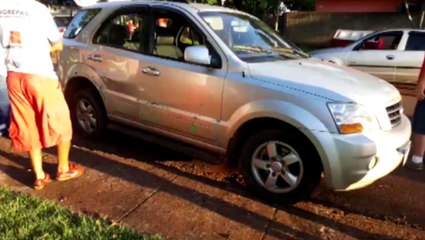 Três pessoas ficam feridas em acidente entre carro e ônibus