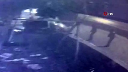 Avcılar'da otomobilin restoranın bahçesine girme anı kamerada