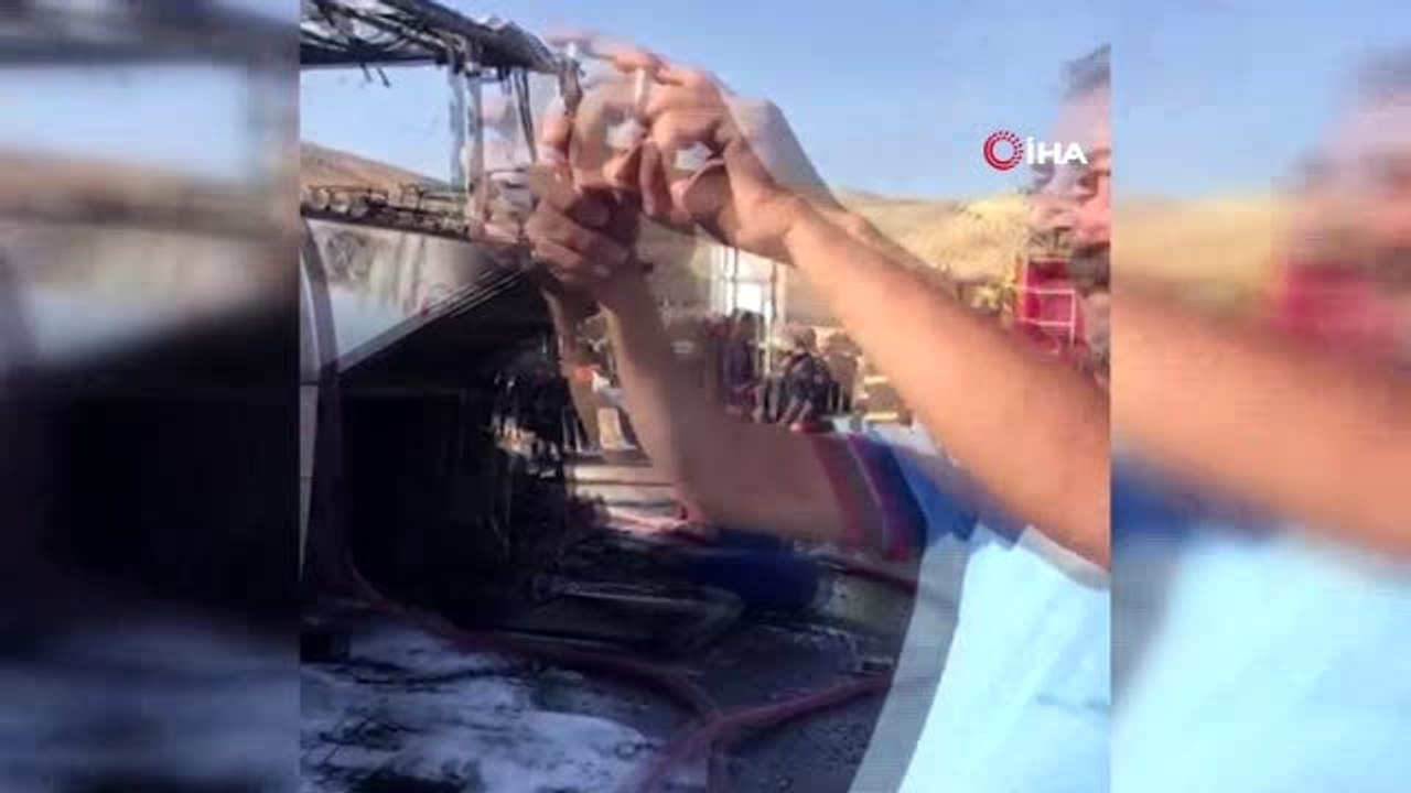 Alev alev yanan otobüsten geriye iskelet kaldı