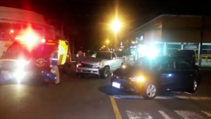 Passageiro de carro fica ferido após colisão com caminhonete