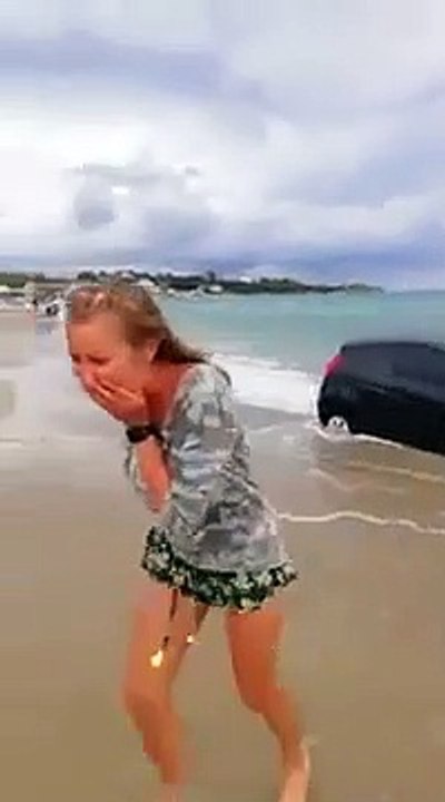 Une blonde veut surprendre son copain en arrivant avec sa voiture sur la plage