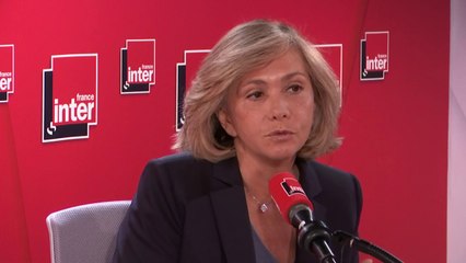 Valérie Pécresse  raconte, dans son livre, un échange avec Dominique de Villepin qui lui a dit qu'elle "ne ferait jamais de politique", car elle est "une femme normale" : "Ça explique pourquoi je me suis caparaçonnée"