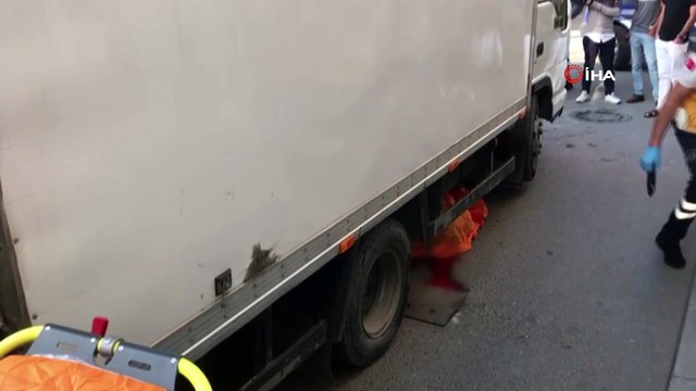 Fatih’te nakliye kamyoneti geri geri manevra yaptığı esnada bir kadına çaparak altına aldı. Kadın çarpmanın etkisiyle olay yerinde hayatını kaybetti. Polis ekiplerinin olayla ilgili incelemesi sürüyor.