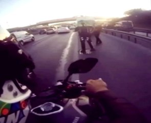 Tek tekerlek üzerinde yakalandı: Motosikleti polisin üzerine sürdü