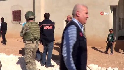 - Tel Abyad'da çocukların Erdoğan sevgisi- Suriyeli çocuklar bölgeye gelen Türk yetkililerden...
