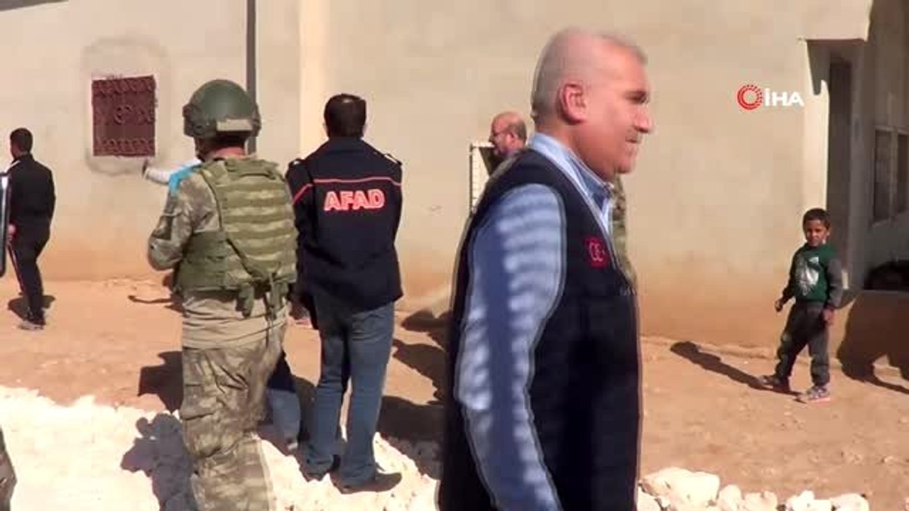 - Tel Abyad'da çocukların Erdoğan sevgisi- Suriyeli çocuklar bölgeye gelen Türk yetkililerden...