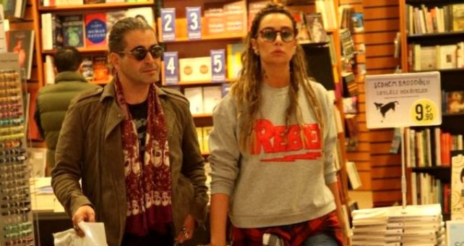 Sıla Gençoğlu ve Hazer Amani, havalimanında öpüşürken görüntülendi