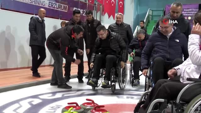 Protokol tekerlekli sandalye ile curling maçı yaptı