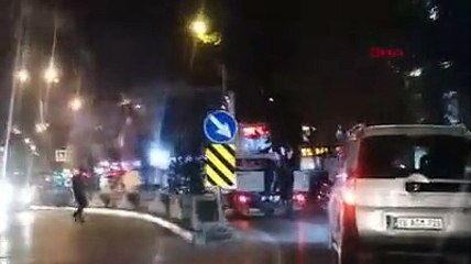 Trafikte seyreden kamyonetin kasasına asılan çocuklar tehlike yarattı