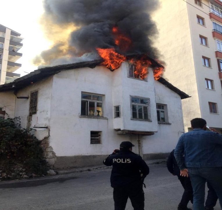 Tarihi Ankara evi alevlere teslim oldu