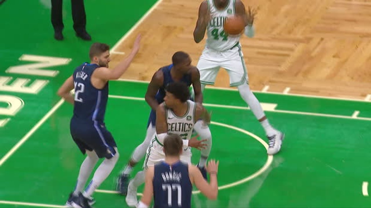 Smart's no-look pass catches Mavs cold