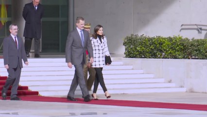 La Reina Letizia viaja a Cuba con el estampado del invierno