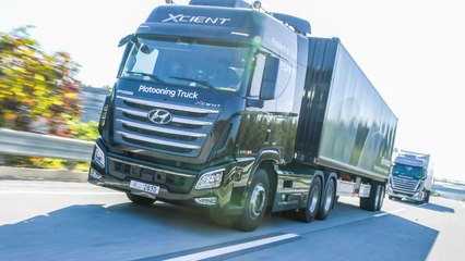 트럭 2대 동시에 자율주행...최초 시연 성공 / YTN