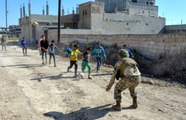 Terörden temizlenen Rasulayn'da, Mehmetçik çocuklarla top oynadı