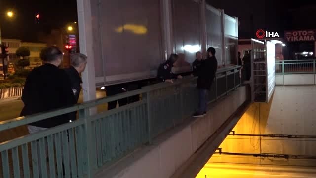 Sevgilisinden ayrıldığı için intihar girişiminde bulunan genci müzakereci polis kurtardı