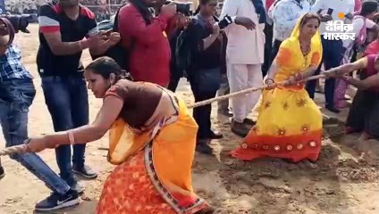 देशी-विदेशी महिलाओं के बीच हुई रस्सा खींच का मुकाबला, मटके लेकर भी दौड़ी