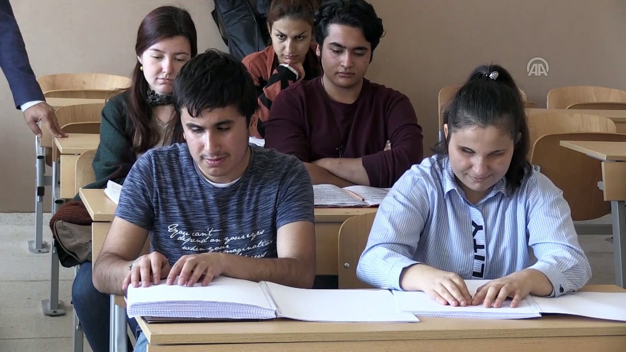 Görme engelli öğrencisi için Braille nota sistemini öğrendi - AFYONKARAHİSAR