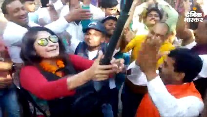 बैंड बाजे के साथ स्नान करने निकले हाथी